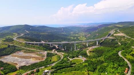 Impresionantes-Imágenes-De-Drones-De-4k-Del-Icónico-Puente-Črni-Kal-En-Eslovenia,-Una-Obra-Maestra-De-La-Arquitectura-En-Medio-De-Un-Entorno-Natural-Impresionante