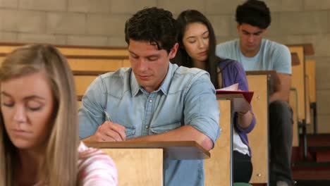 estudiantes concentrados durante la lección
