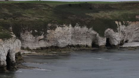 tomada estática de los acantilados blancos en la costa de flamborough, inglaterra
