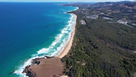 오스트레일리아 nsw 의 푸른색 바다 풍경 을 가진 그린 블러프 헤드랜드 와 사파이어 해변 - 공중 촬영