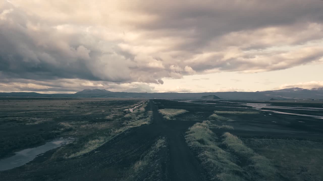 varias tomas por drones de un río glacial islandés en la hermosa luz del atardecer
