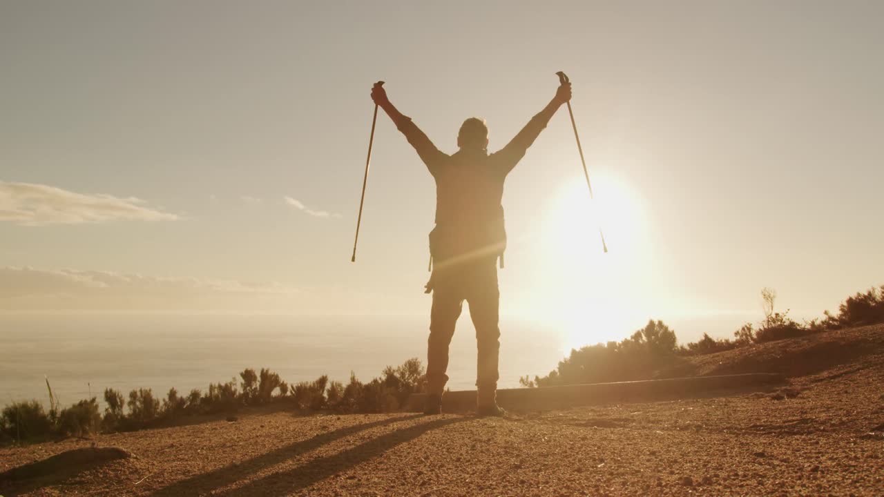 senior feliz y activo en el bosque.