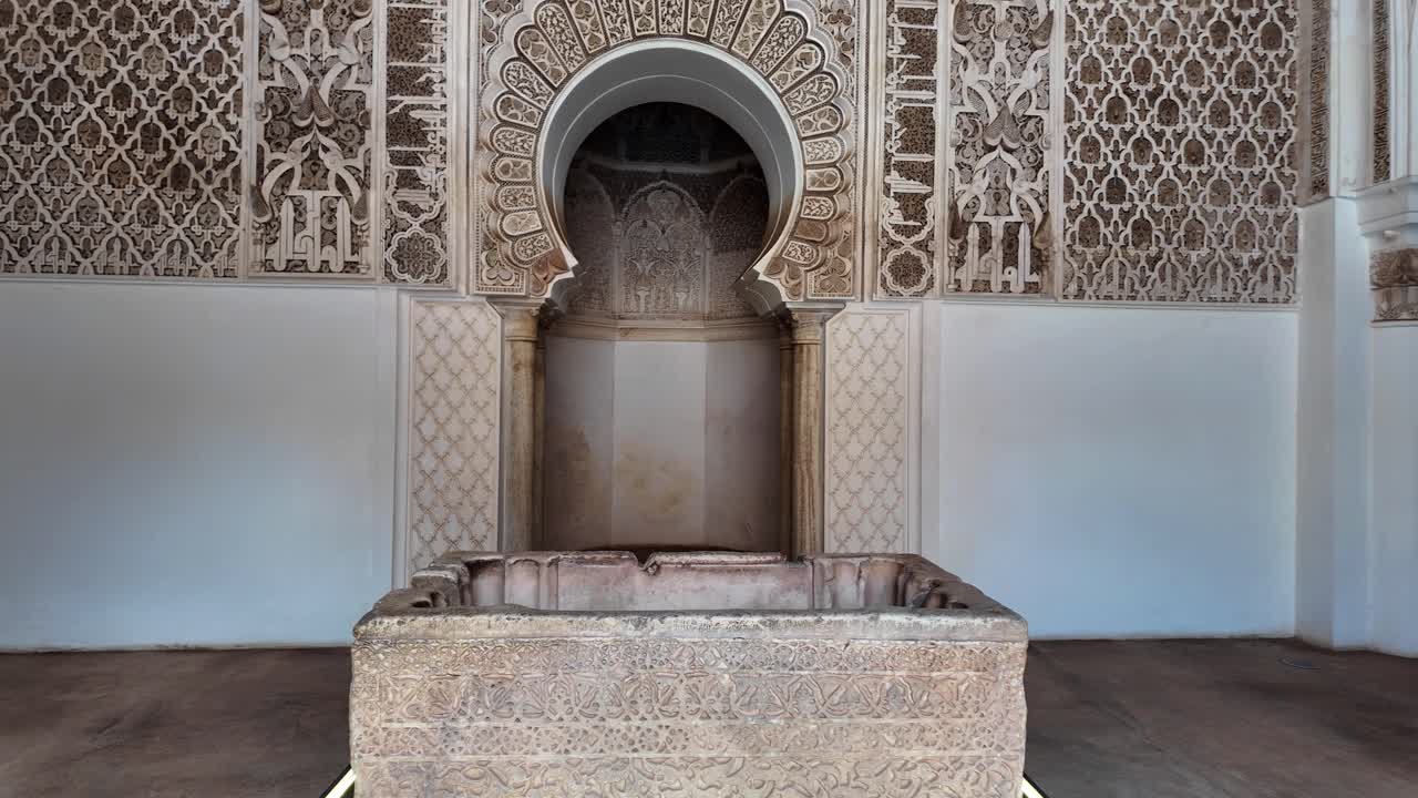 medersa ben youssef, tallados murales de arte islámico musulmán, santuario de mednia