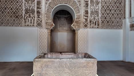 Medersa-Ben-Youssef,-muslim-islamic-art-wall-carvings,-mednia-shrine