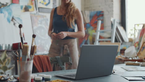 mujer artista trabajando en el estudio