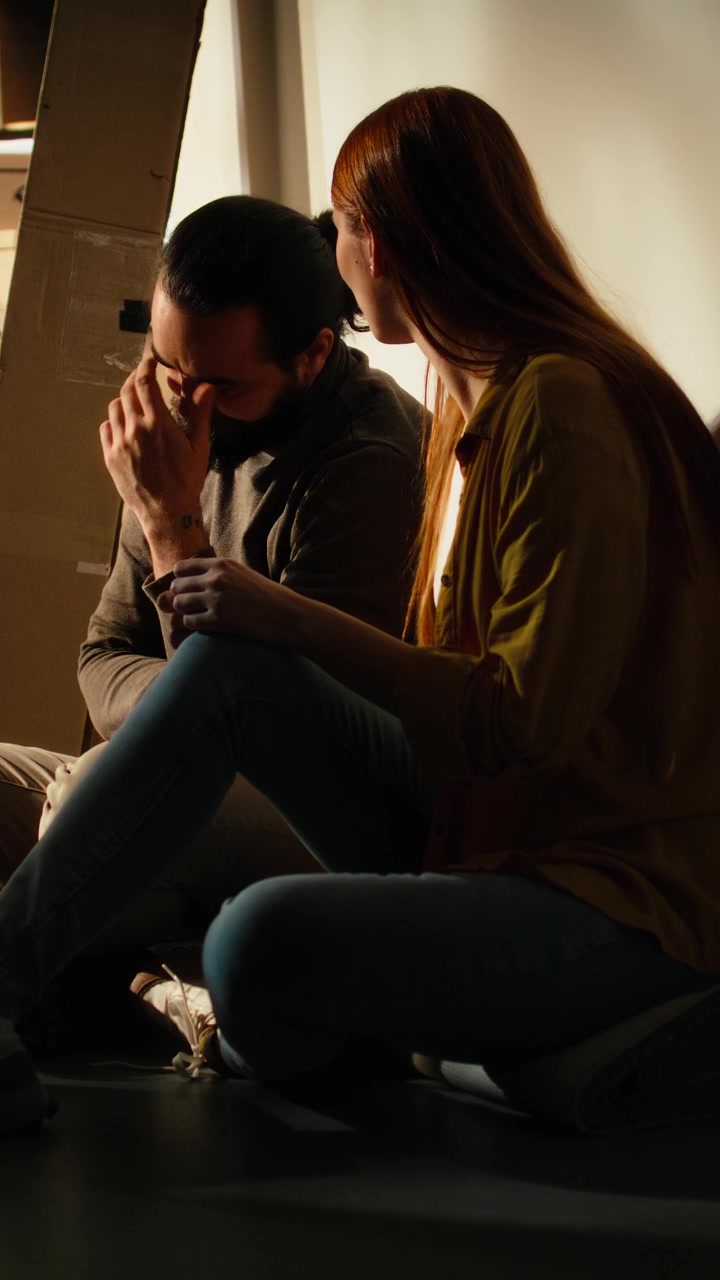 Video verticale: Stress e disaccordo, proprietari di casa in discussione, problemi in corso