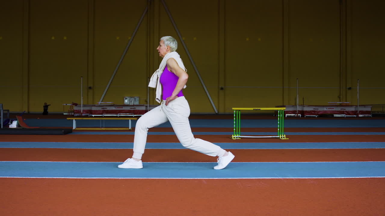 실내에서 워밍업하는 고위 여성