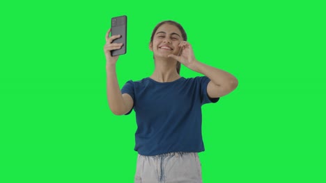 Feliz-Adolescente-India-Haciendo-Clic-En-Selfies-Pantalla-Verde