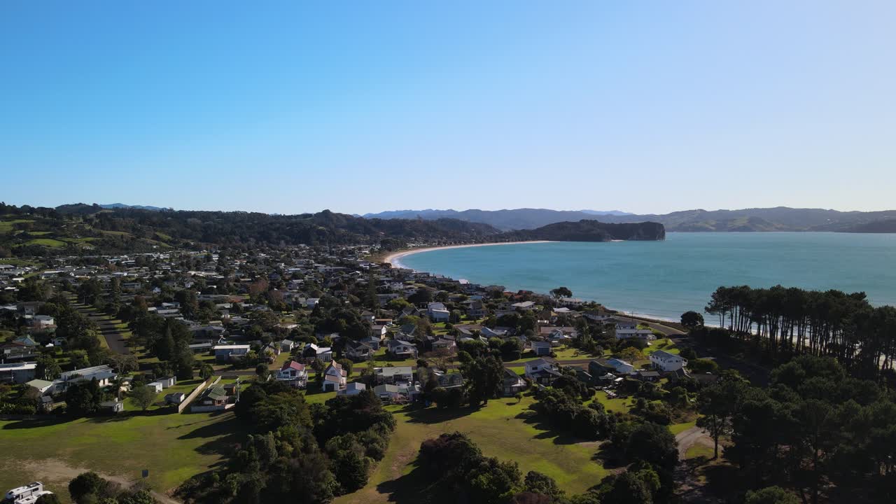 vista aérea de cooks beach en la península de coromandel de nueva zelanda