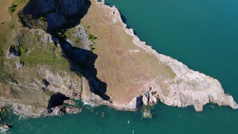 Vista-Aérea-épica-De-Arriba-Hacia-Abajo-De-La-Costa-Rocosa-Cubierta-De-Océano-Y-La-Bahía-A-Lo-Largo-De-La-Costa-Sur-De-Devon,-Inglaterra