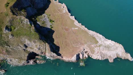 antena épica de arriba hacia abajo de la costa rocosa del océano y la bahía a lo largo de la costa sur de devon, inglaterra