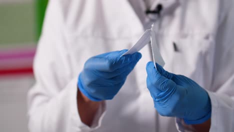 una crema recién mezclada se mancha en una tarjeta blanca en un laboratorio