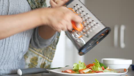 una mujer preparando una ensalada.