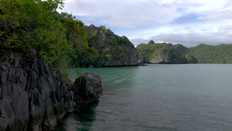 穿過崎<unk>的山脈的飛行在tanjung rhu海灘在langkawi群島,kedah,馬來西亞