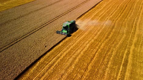 Vista-Aérea-De-Una-Cosechadora-Trabajando-En-Tierras-De-Cultivo