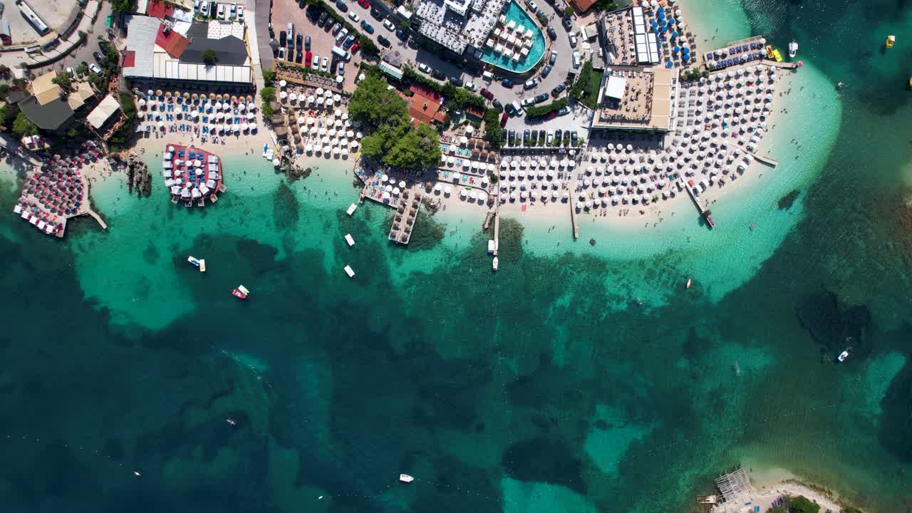 ksamil의  ⁇  모래 해변에 우산의 줄, 여름 휴가를 위해 아름다운 섬에서 행복한 순간을 초대, 투르코이스 조용