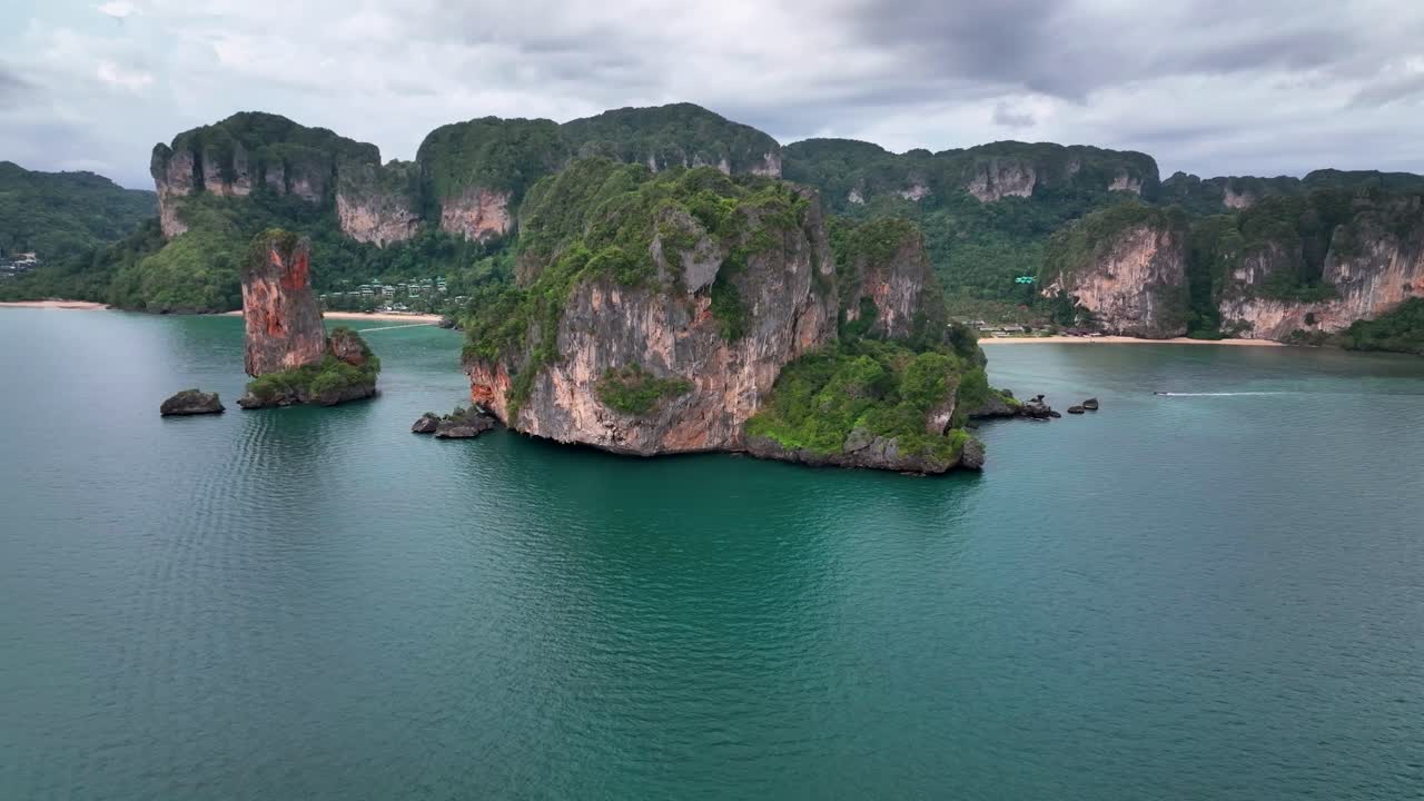 vista aérea sobre tonsai bai, ao nang, krabi, tailandia
