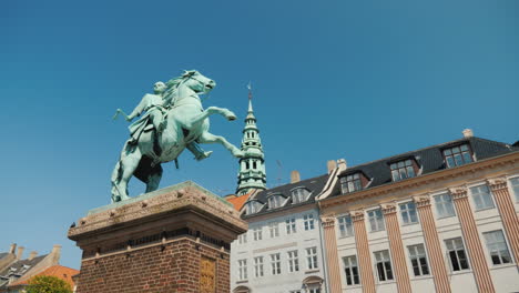 monumento al obispo absalon - el fundador de copenhague en hobro square 4k video