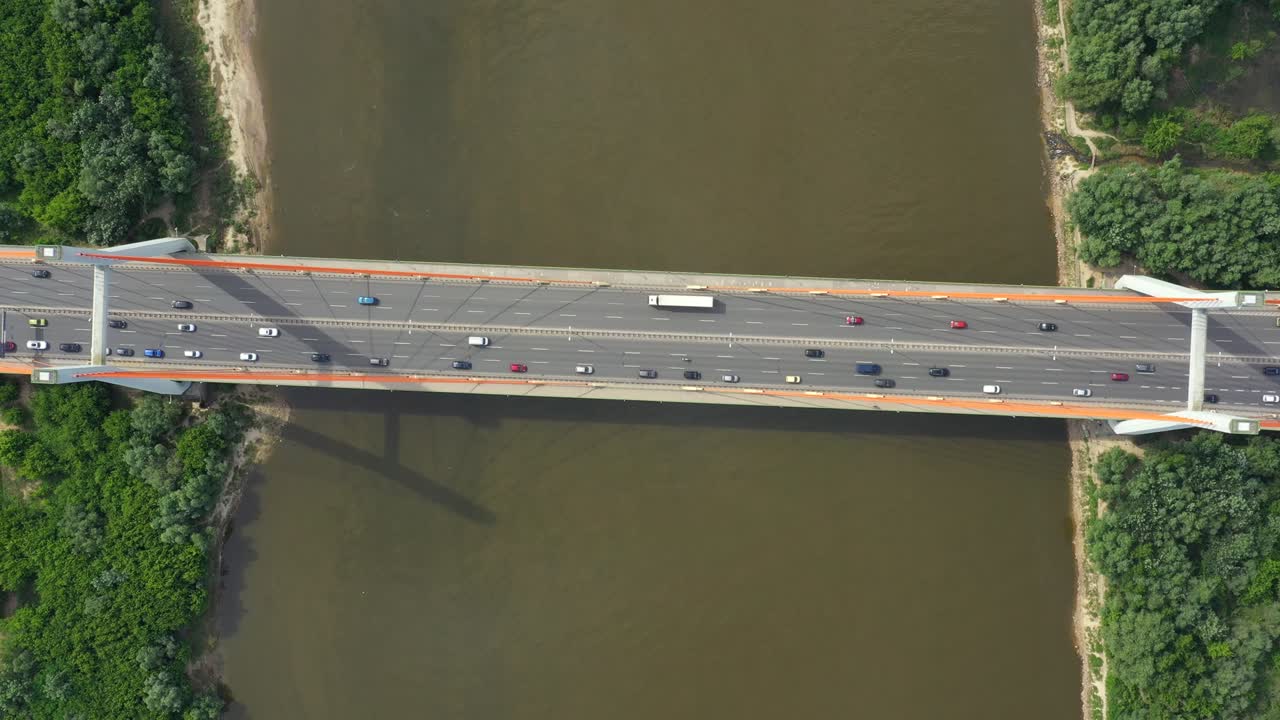 배경 부드러운 강 표면 무인 항공기 보기에 고속도로 교량에서 이동 하는 도시 자동차
