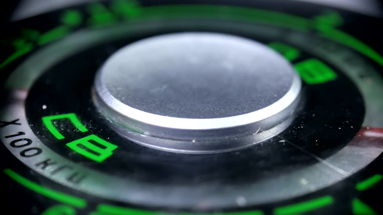 radio, alla ricerca di stazioni. il suono della vecchia radio