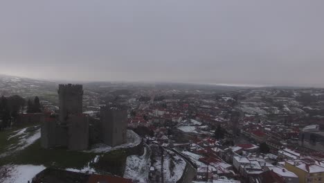 Vista-Aérea-De-Drones-Del-Pueblo-De-Montaña-Durante-El-Invierno