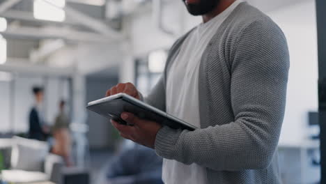 Geschäftsmann,-Hände-Und-Tablet-Im-Büro