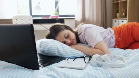 Estudiante-Cansada-Con-Computadora-Portátil-Durmiendo-En-Casa.-Concepto-De-Escuela,-Educación-Y-Pereza-Estudiante-Adolescente-Cansada-Con-Computadora-Portátil-Y-Cuadernos-Durmiendo-En-La-Cama-En-Casa