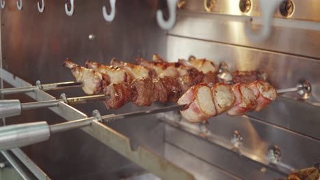 pinzones a la parrilla en una rosera