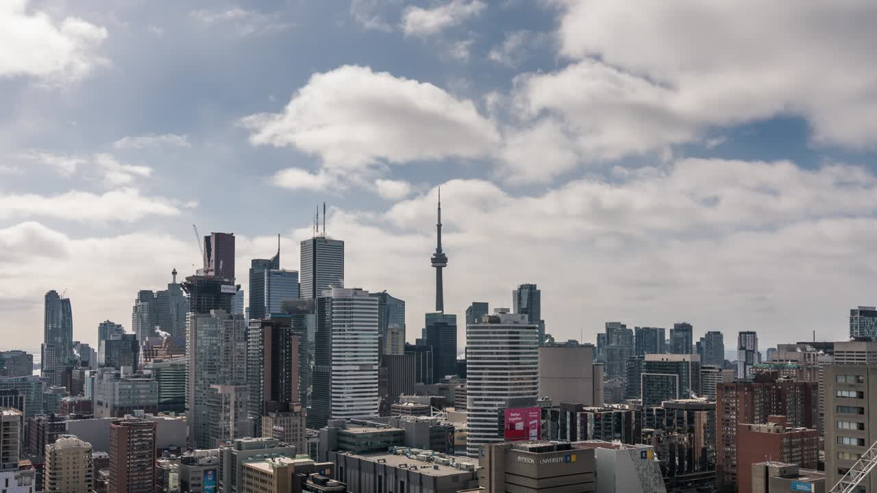 Skyline moderno della città, centro di Toronto, CN Tower e nuvole