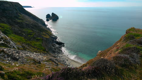 Bucle-De-Video-Continuo-De-Cinemagraph-De-Una-Playa-Junto-Al-Mar-En-Un-Acantilado-Cerca-De-St-Ives-En-Cornwall,-Inglaterra,-Reino-Unido