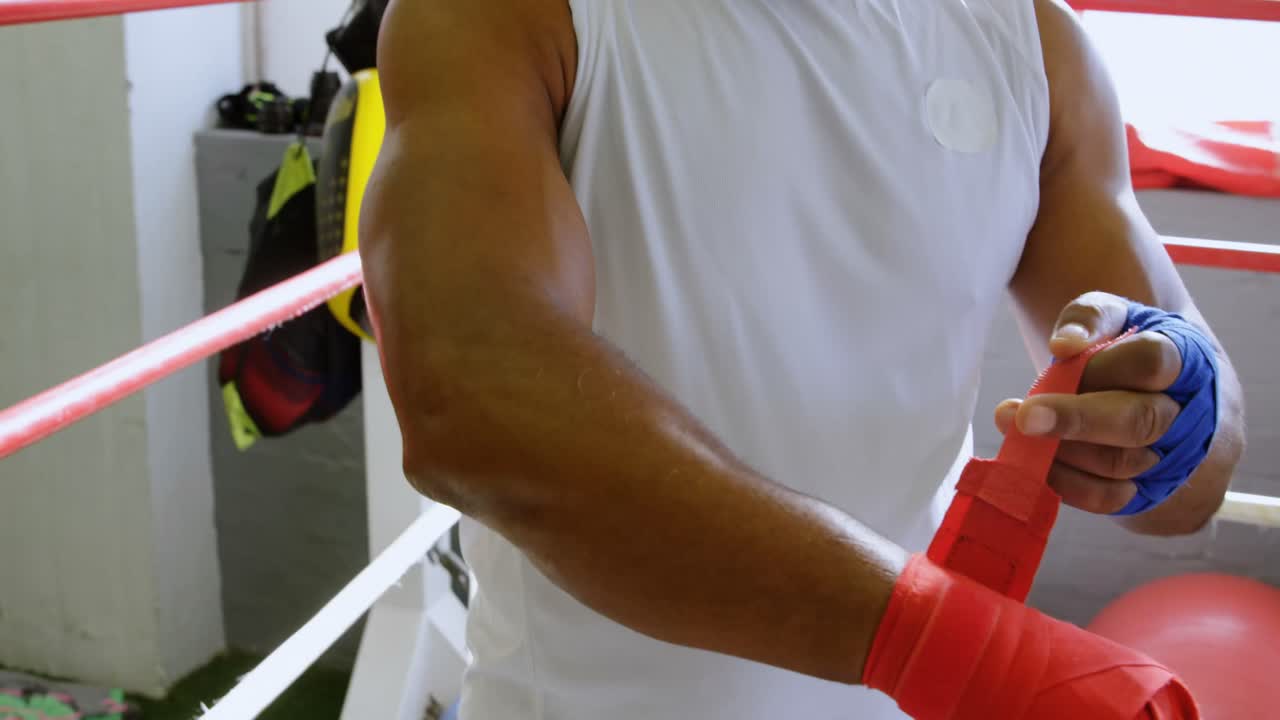 hombre de alto nivel con una muñeca en el ring de boxeo 4k
