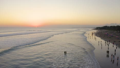 Hora-Dorada-Puesta-De-Sol-Playa-Seminyak-En-Bali-Indonesia