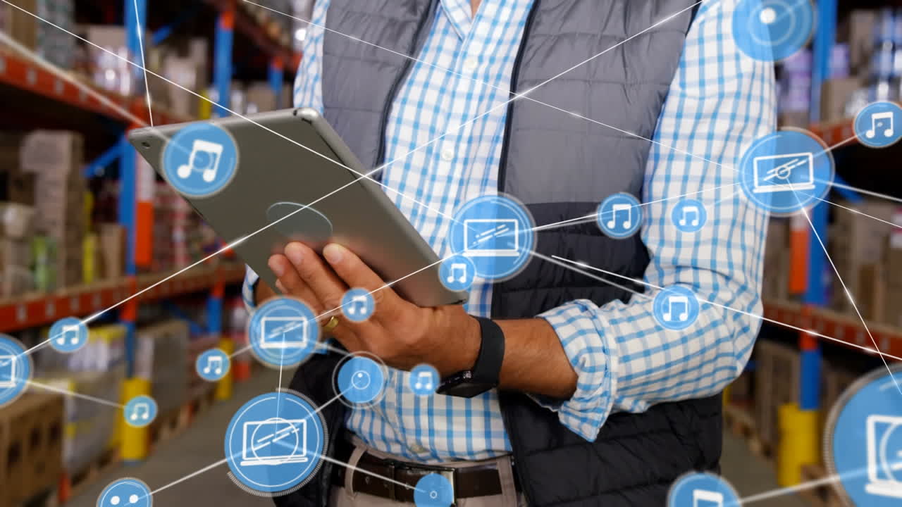 animación de la red de conexiones con iconos sobre trabajador masculino caucásico con tableta en el almacén