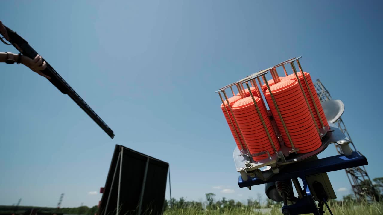 un deportista dispara con una escopeta de doble cañón, un campo deportivo para una prueba de tiro está disparando a un esquete volador