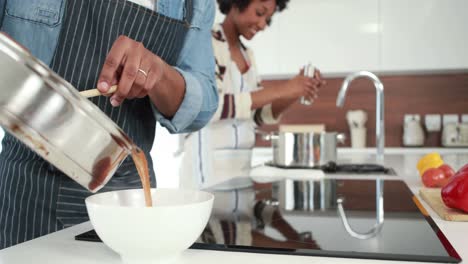 una joven pareja feliz cocinando juntos