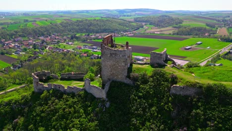 vuela lejos en las ruinas del castillo de staatz en weinviertel, baja austria