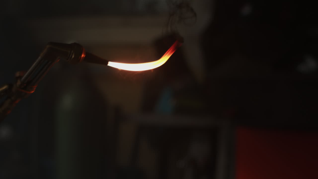 대장장이 금속 작업장에서 용접 기계가 활기를 띠고 있습니다.