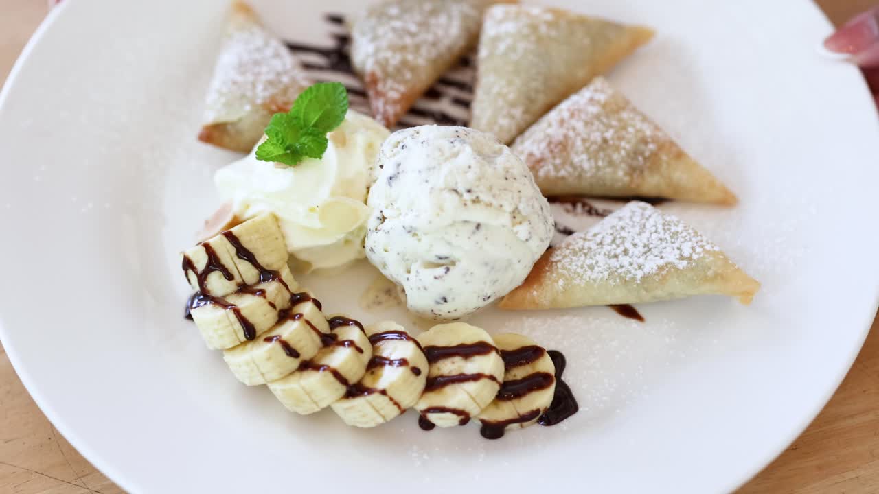 delicioso postre con helado y samosas