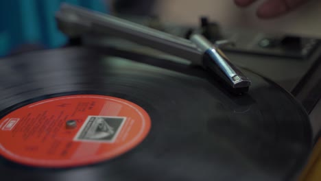 schallplatten laufen und verkaufen sich entlang der straße