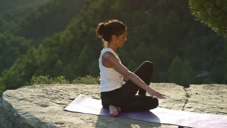 mujer haciendo yoga afuera 31