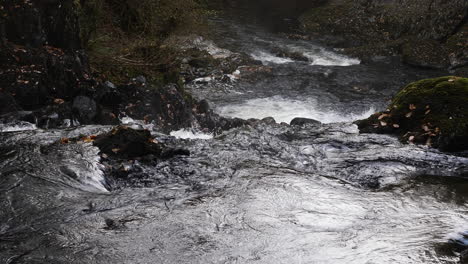 Agua-Corriendo-Por-El-Borde-En-Swallow-Falls-En-Gales