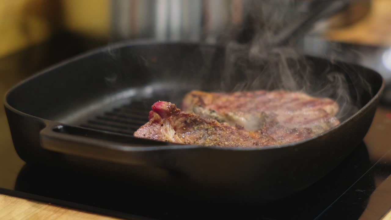 Cucinare la bistecca in padella