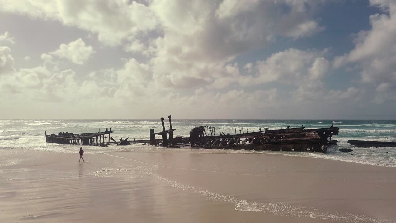 fotografía aérea del histórico naufragio del ss maheno, en la isla de fraser, australia
