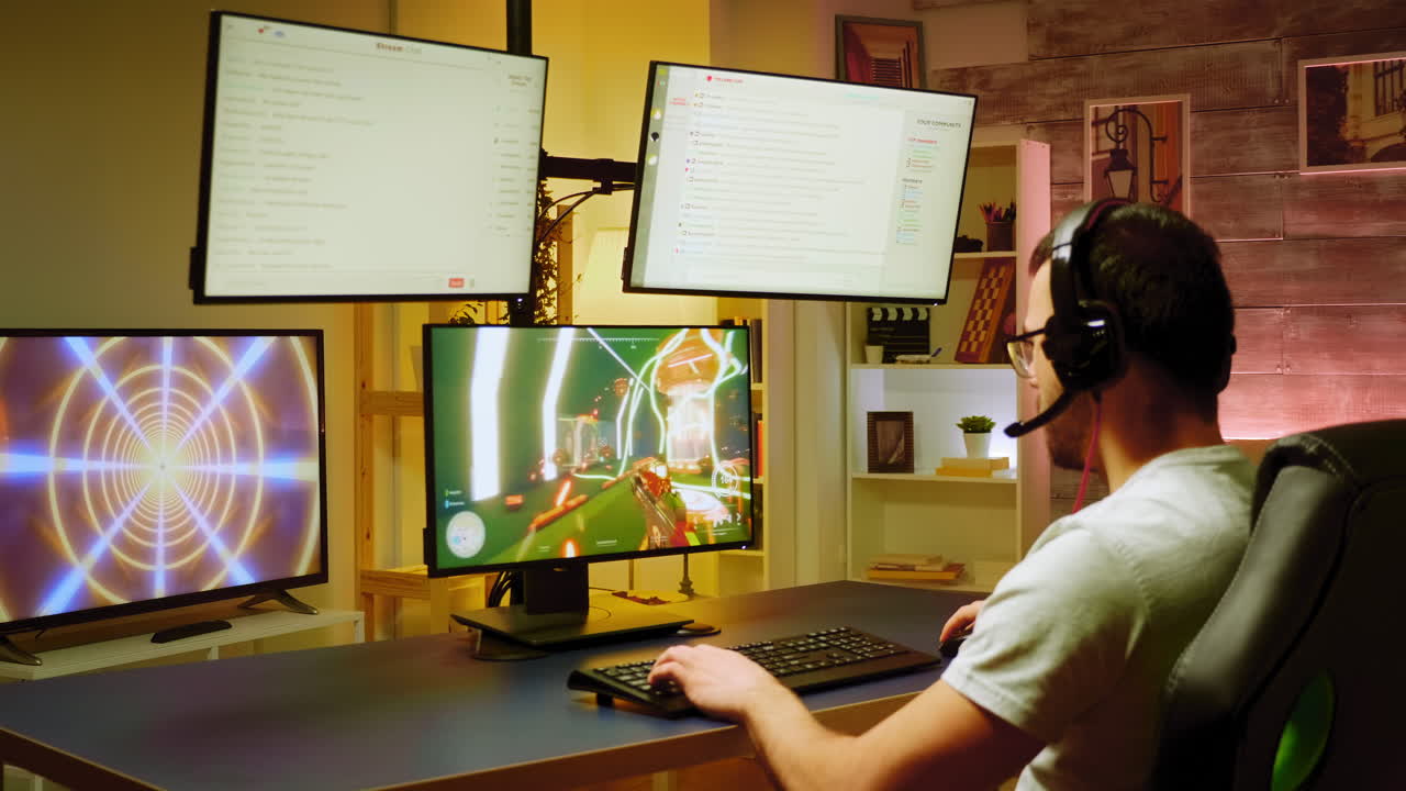 유쾌한 프로 게이머가 슈팅 게임에서 승리를 축하하고 있습니다.