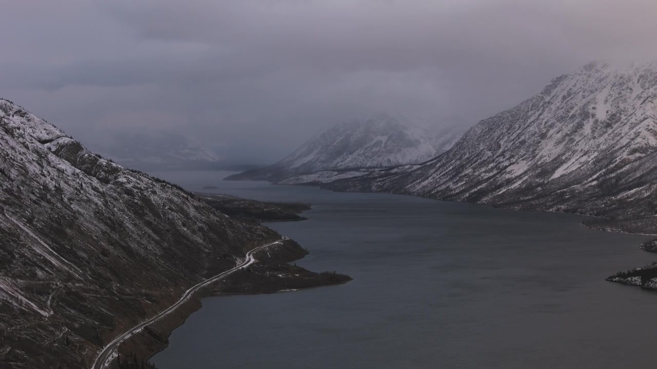 Nares Lake en bergen tijdens de winter in Yukon, Canada - Luchtfoto.