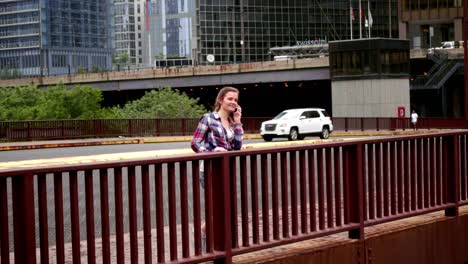 Junge-Schöne-Frau-Telefoniert.-Frau-Telefoniert-über-Bridge-City