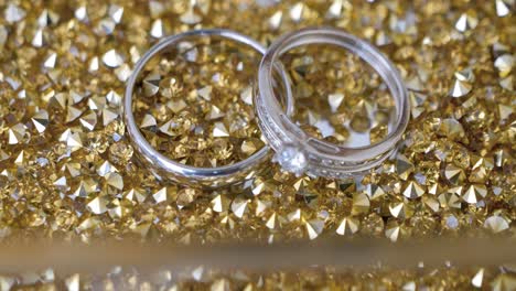 primer plano de anillos de bodas en brillo de oro