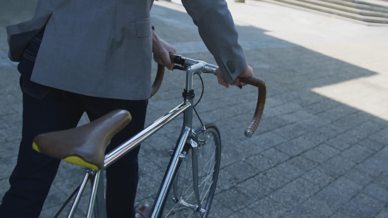 이동 중인 전문적인 젊은이