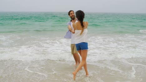 Pareja-Caucásica-Divirtiéndose-Juntos-En-La-Playa-4k