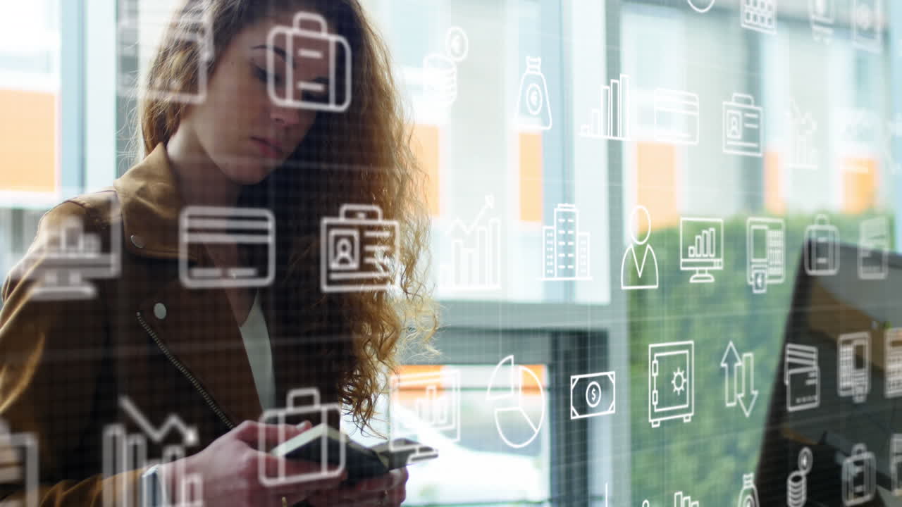 animación de filas de iconos procesando a una mujer de negocios caucásica usando una computadora portátil en la oficina